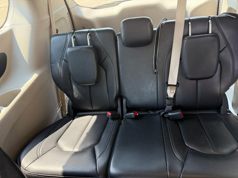 Chrysler Pacifica Vehicle Image 14