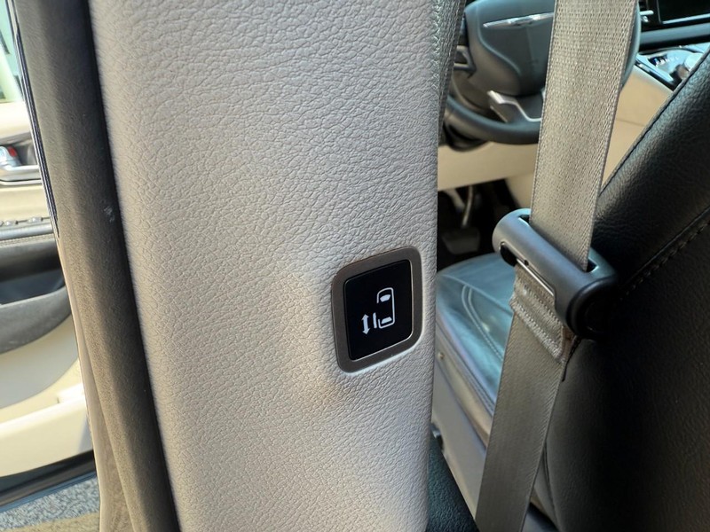 Chrysler Pacifica Vehicle Image 15