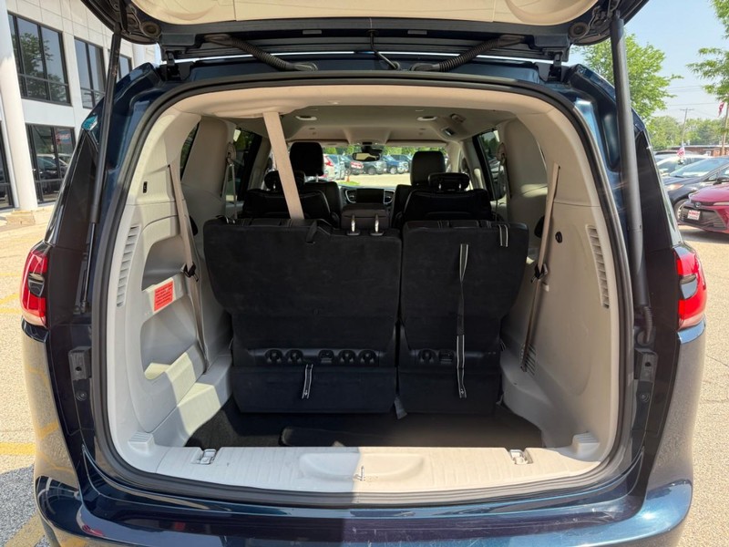 Chrysler Pacifica Vehicle Image 16