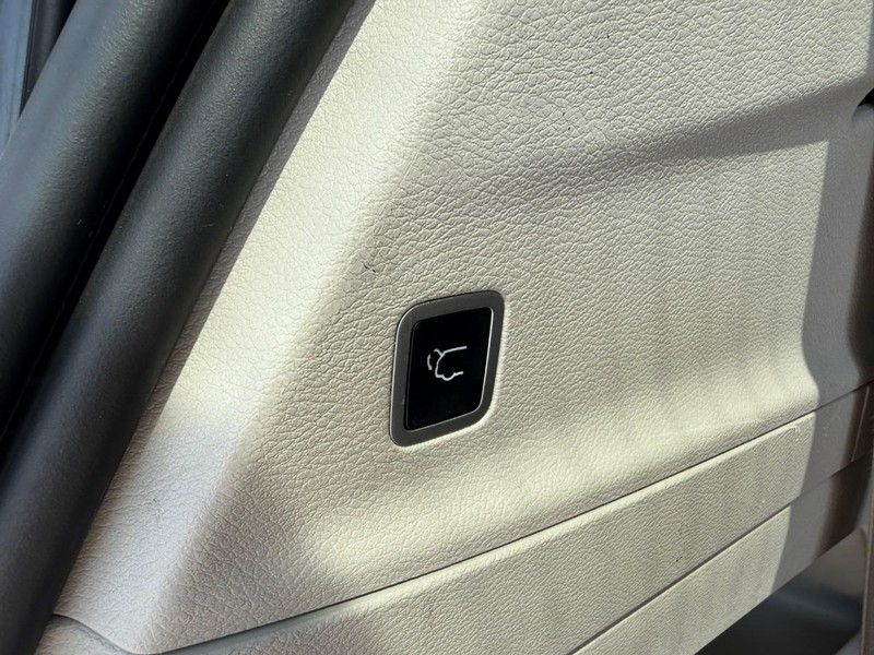Chrysler Pacifica Vehicle Image 17