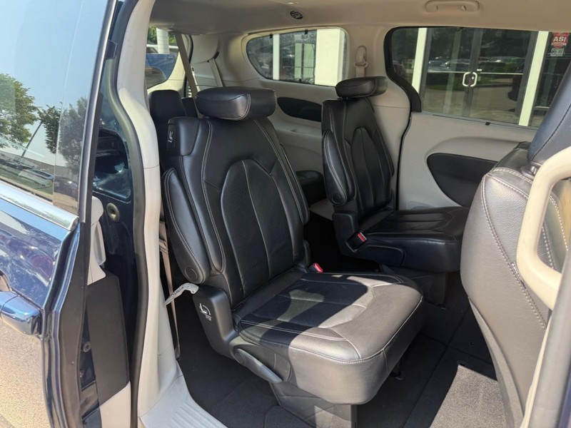 Chrysler Pacifica Vehicle Image 18