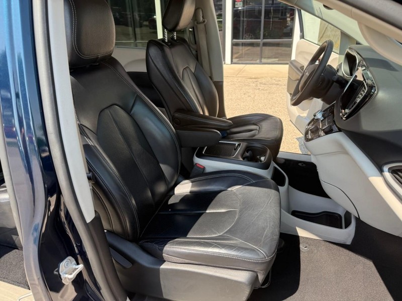 Chrysler Pacifica Vehicle Image 20