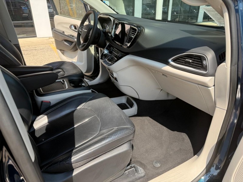 Chrysler Pacifica Vehicle Image 21
