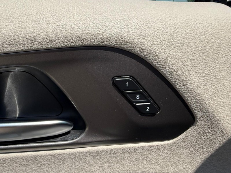 Chrysler Pacifica Vehicle Image 22