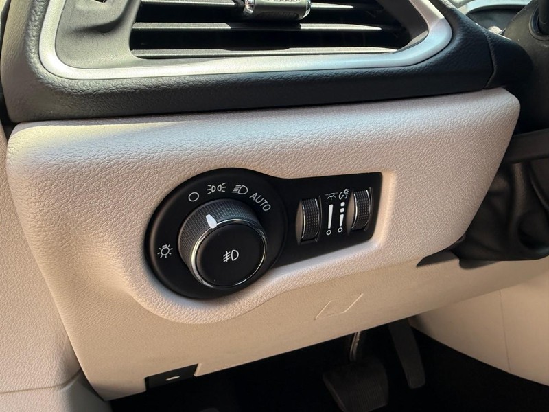 Chrysler Pacifica Vehicle Image 23