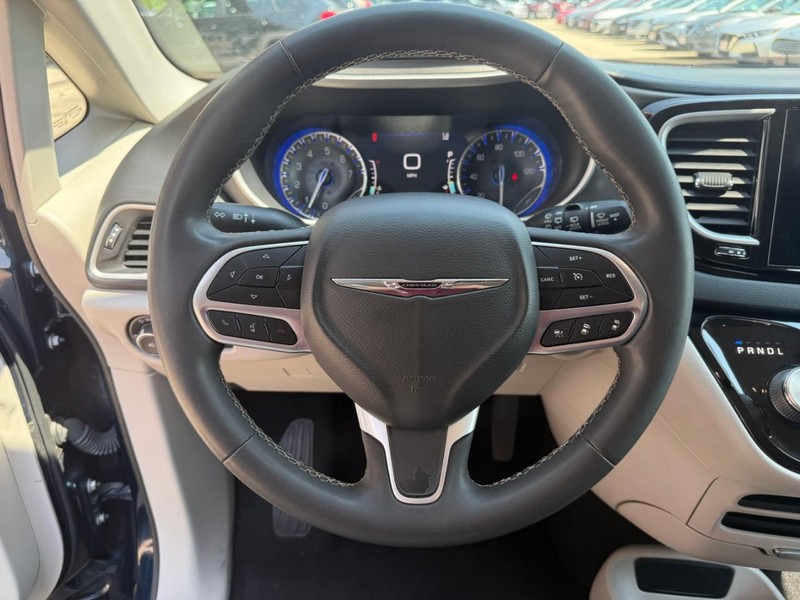 Chrysler Pacifica Vehicle Image 24