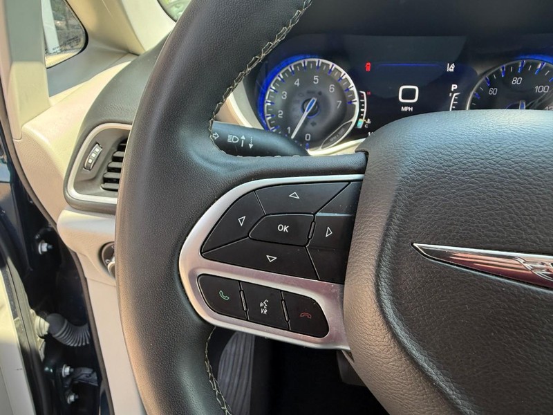 Chrysler Pacifica Vehicle Image 25
