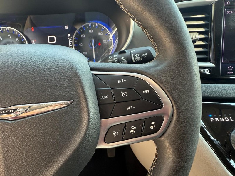 Chrysler Pacifica Vehicle Image 26