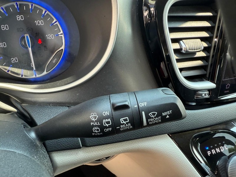 Chrysler Pacifica Vehicle Image 28
