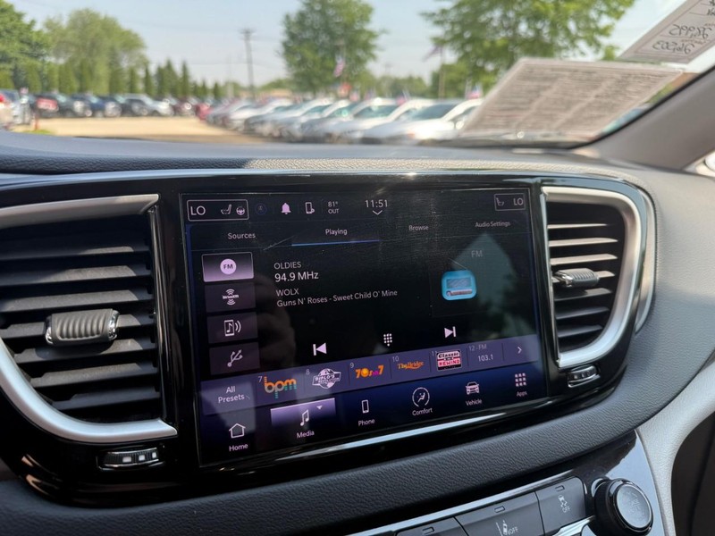 Chrysler Pacifica Vehicle Image 29