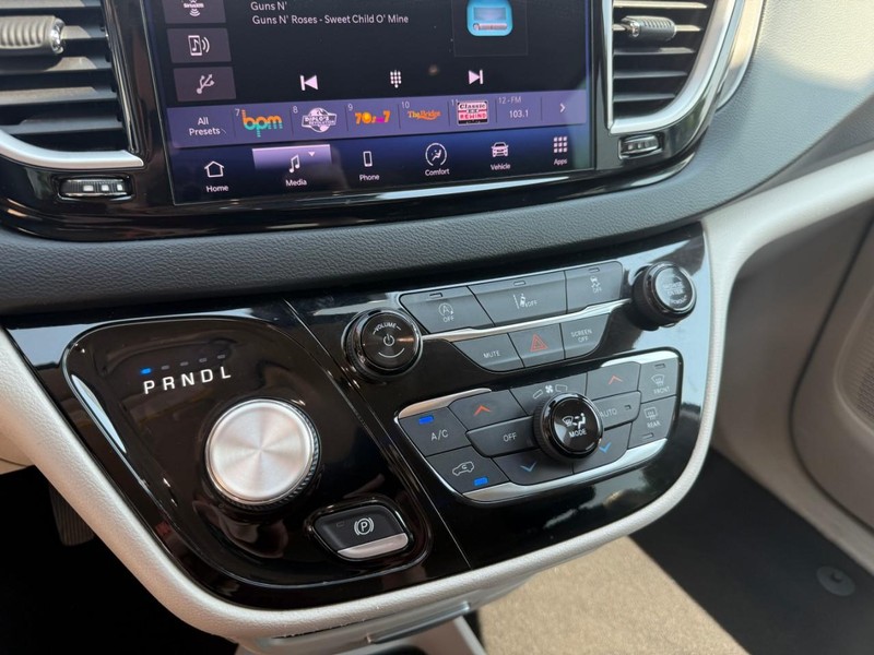 Chrysler Pacifica Vehicle Image 30