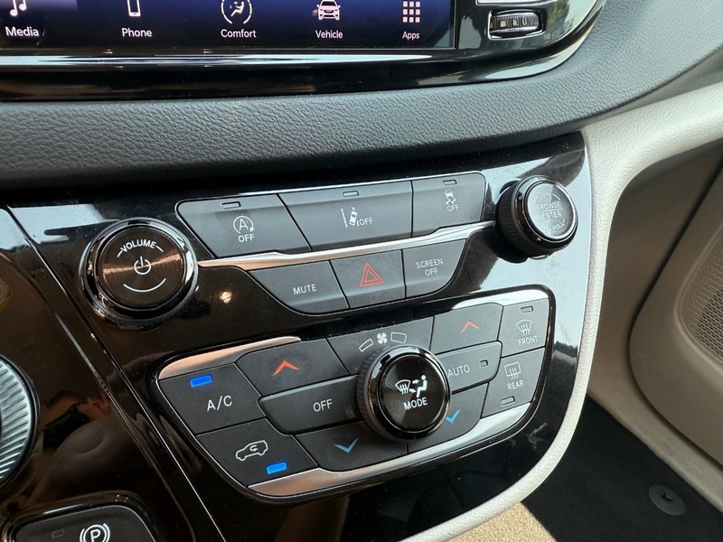 Chrysler Pacifica Vehicle Image 31