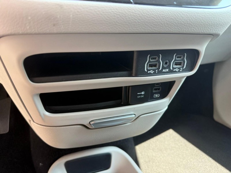 Chrysler Pacifica Vehicle Image 32