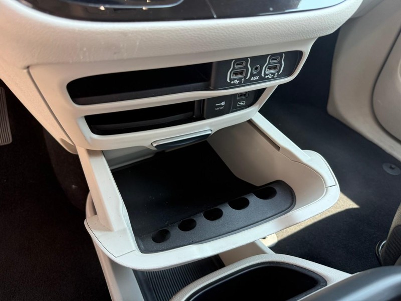 Chrysler Pacifica Vehicle Image 33