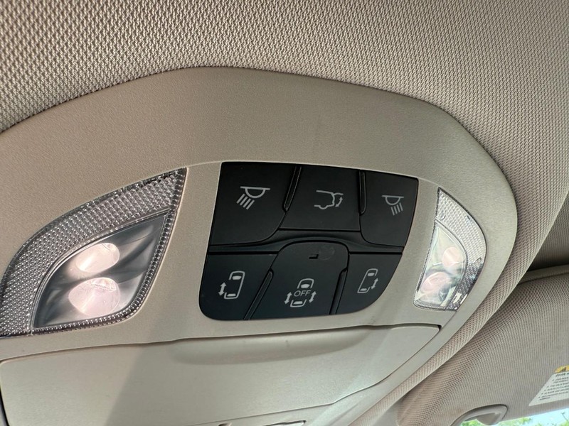 Chrysler Pacifica Vehicle Image 34