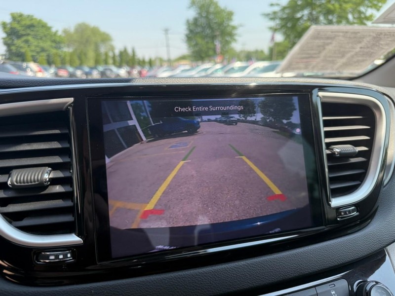 Chrysler Pacifica Vehicle Image 35