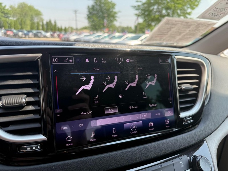Chrysler Pacifica Vehicle Image 36