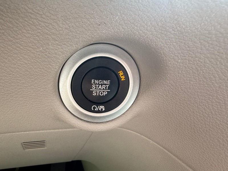 Chrysler Pacifica Vehicle Image 37