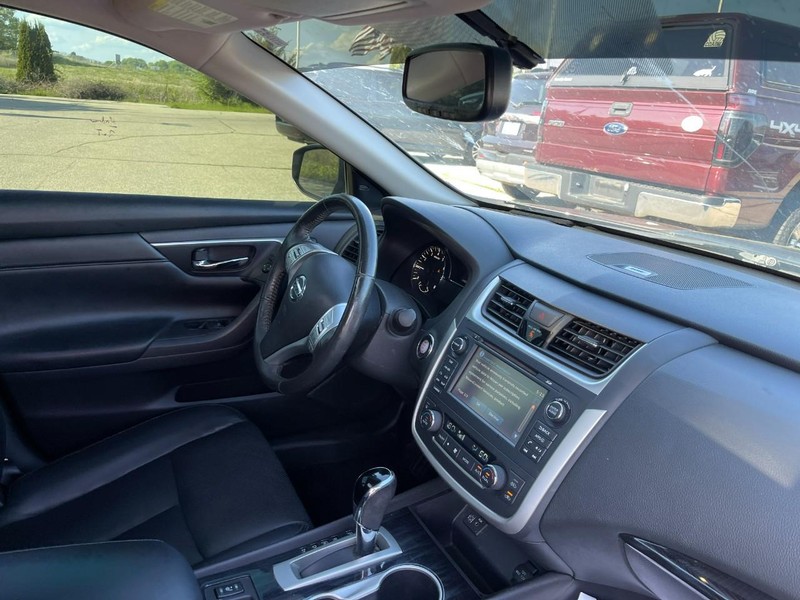 Nissan Altima Vehicle Image 02