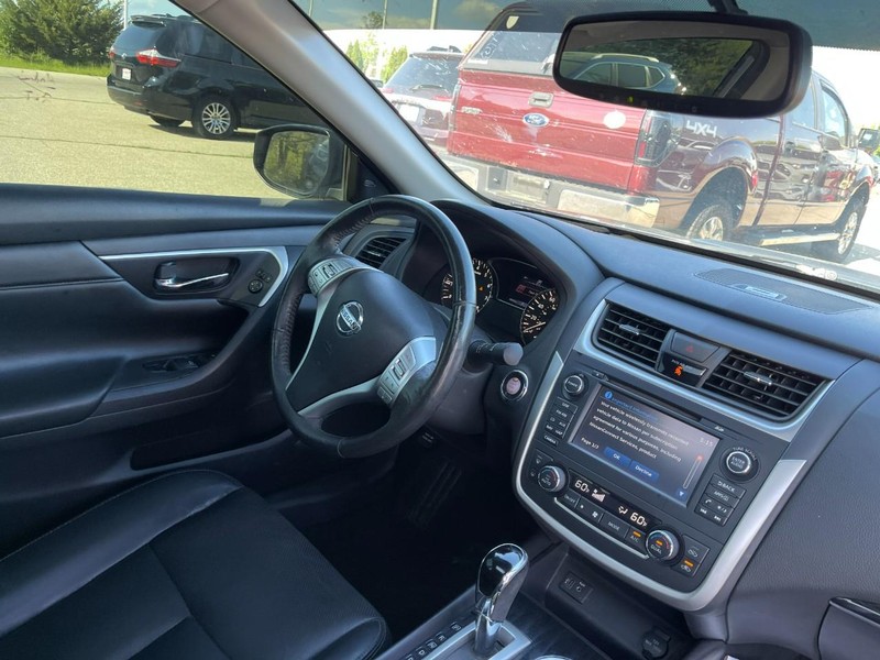 Nissan Altima Vehicle Image 05