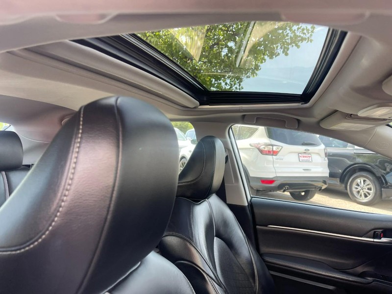 Toyota Camry Hybrid Vehicle Image 10
