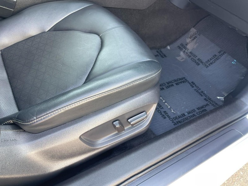 Toyota Camry Hybrid Vehicle Image 12