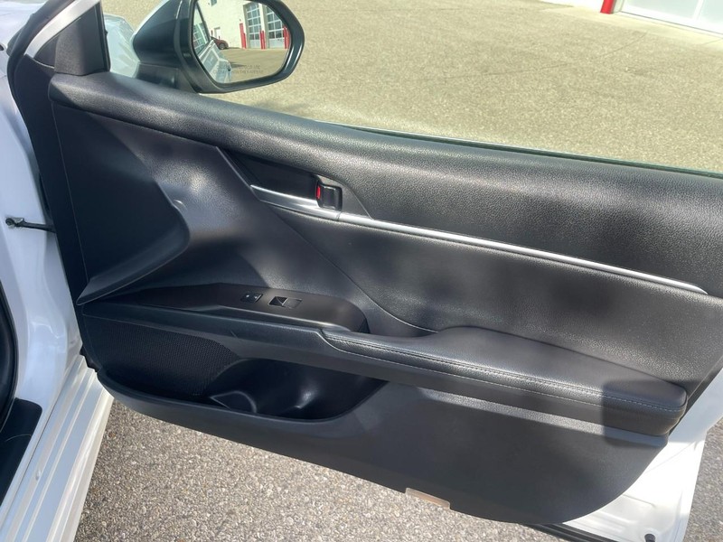 Toyota Camry Hybrid Vehicle Image 13