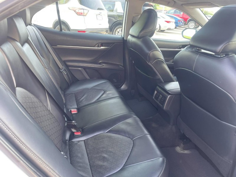 Toyota Camry Hybrid Vehicle Image 14