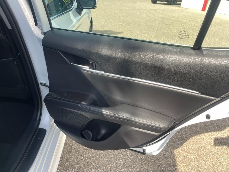 Toyota Camry Hybrid Vehicle Image 16