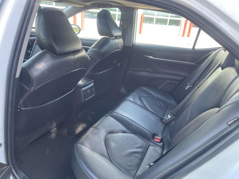 Toyota Camry Hybrid Vehicle Image 18
