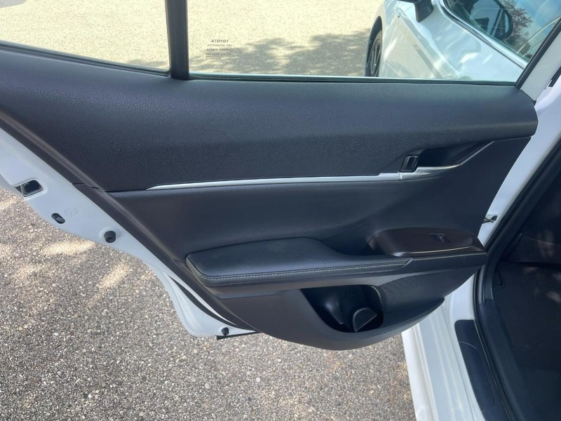 Toyota Camry Hybrid Vehicle Image 19