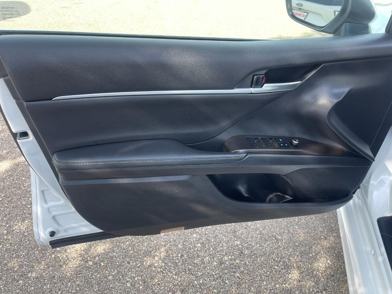 Toyota Camry Hybrid Vehicle Image 22