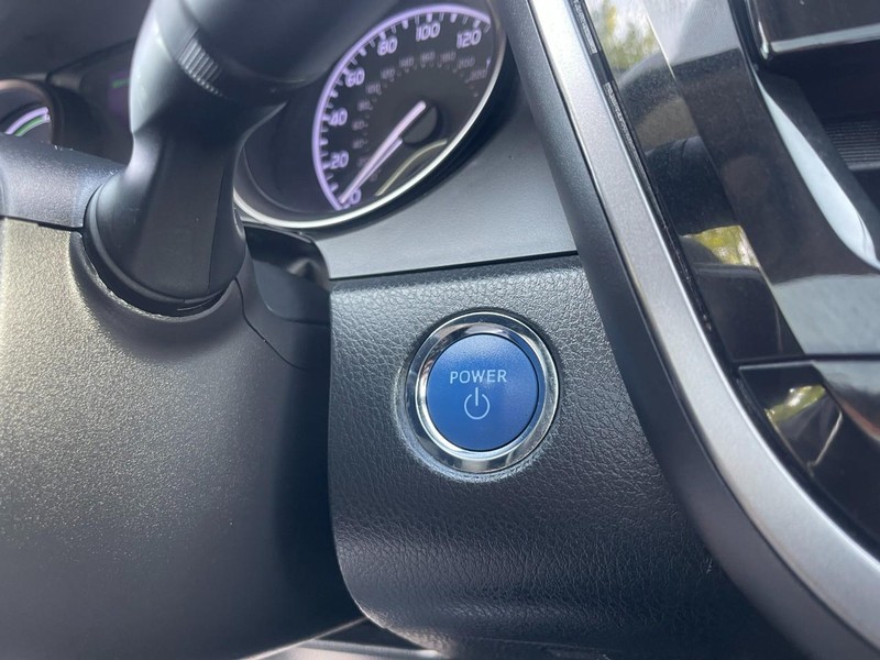 Toyota Camry Hybrid Vehicle Image 29