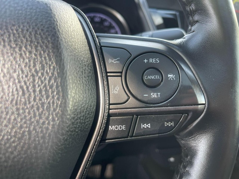 Toyota Camry Hybrid Vehicle Image 31