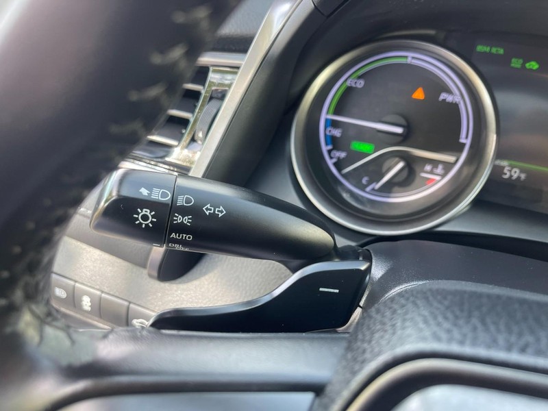 Toyota Camry Hybrid Vehicle Image 32