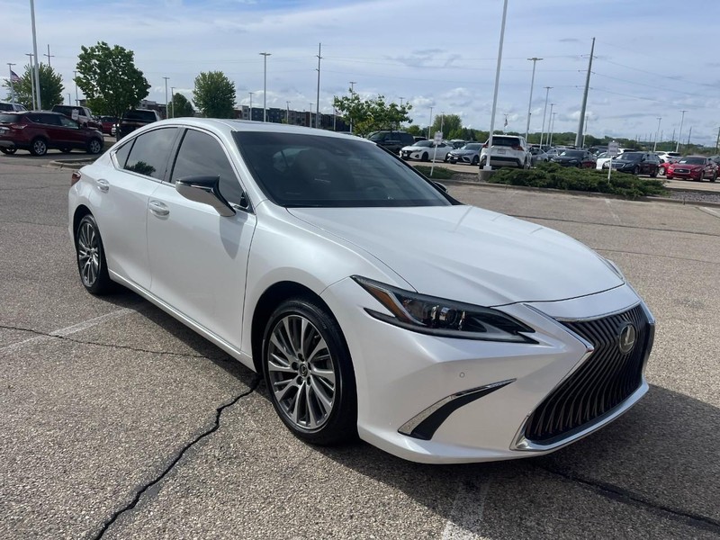 Lexus ES Vehicle Image 02