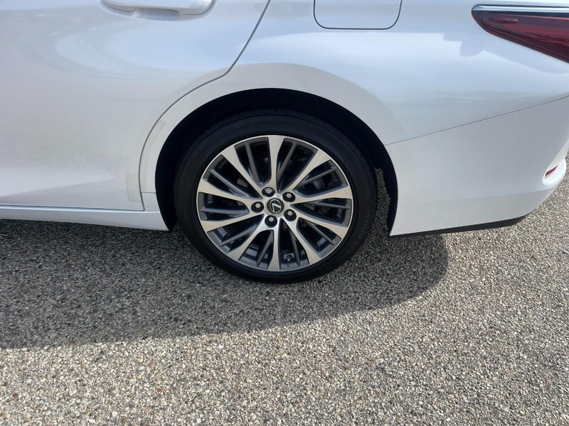 Lexus ES Vehicle Image 05