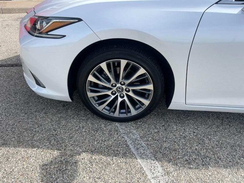 Lexus ES Vehicle Image 06