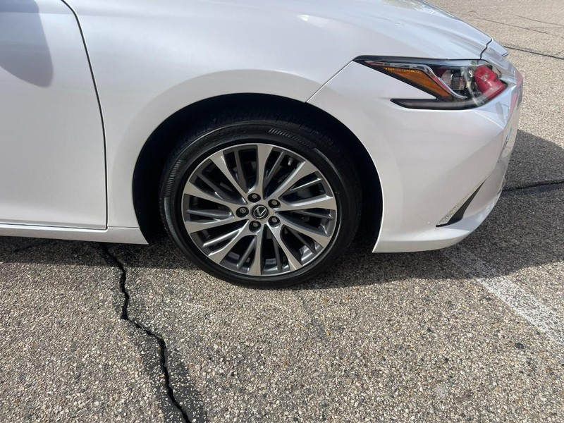 Lexus ES Vehicle Image 07