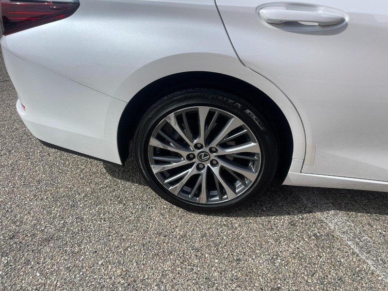 Lexus ES Vehicle Image 08