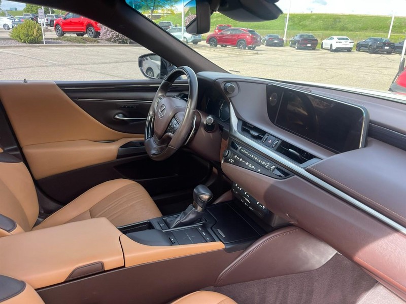 Lexus ES Vehicle Image 09