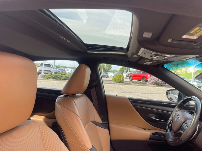 Lexus ES Vehicle Image 10