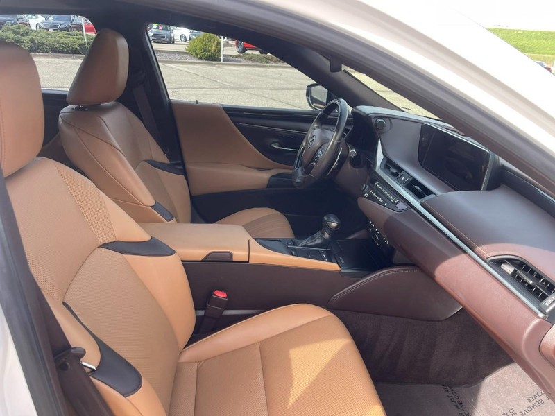 Lexus ES Vehicle Image 11