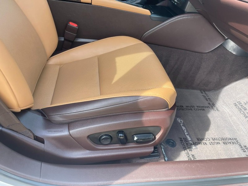 Lexus ES Vehicle Image 12