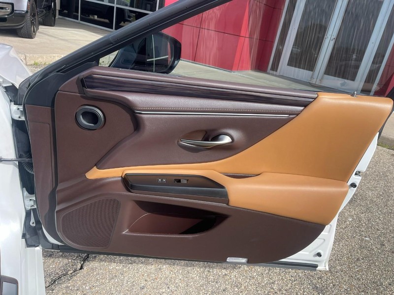 Lexus ES Vehicle Image 13