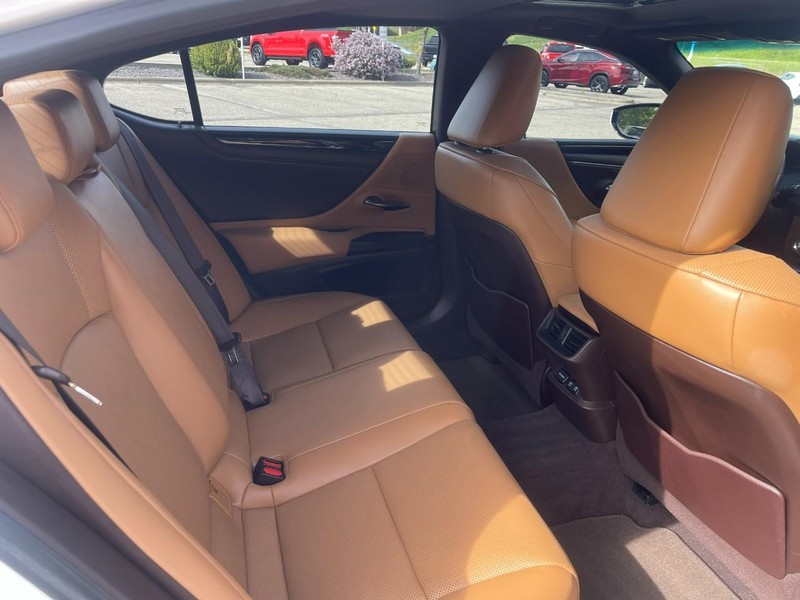 Lexus ES Vehicle Image 14