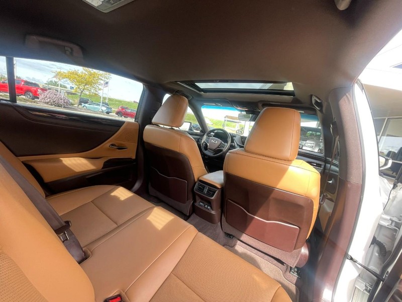 Lexus ES Vehicle Image 15