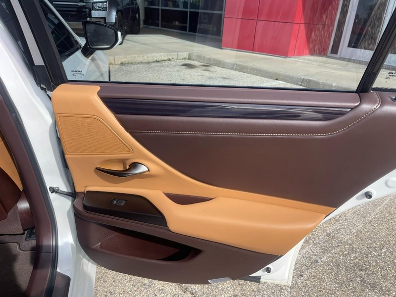 Lexus ES Vehicle Image 16