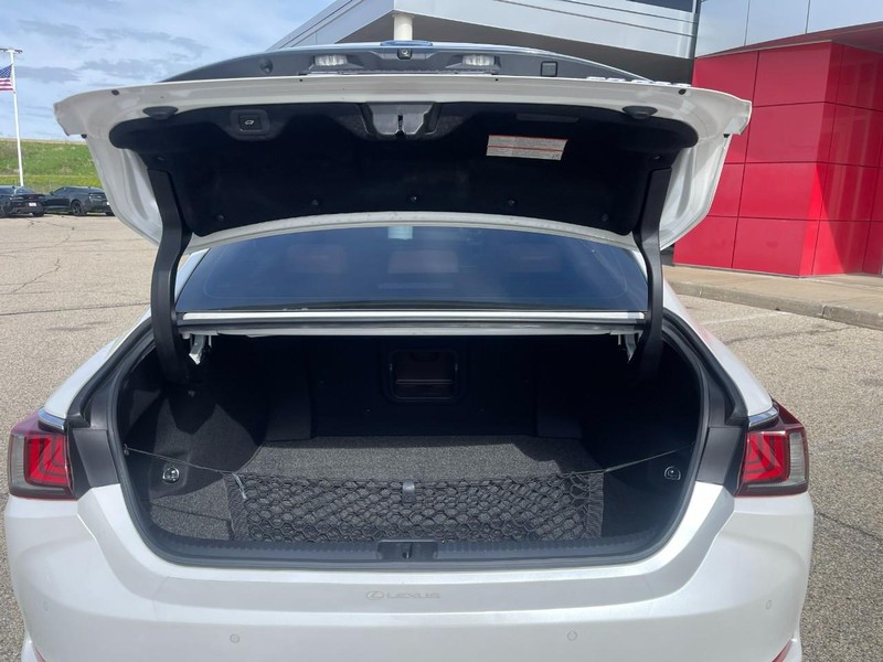 Lexus ES Vehicle Image 17
