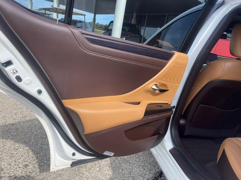 Lexus ES Vehicle Image 20